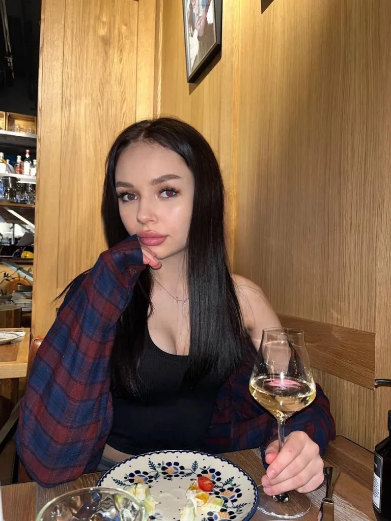 Лиззи, 20 - яркая эскорт-модель Москвы